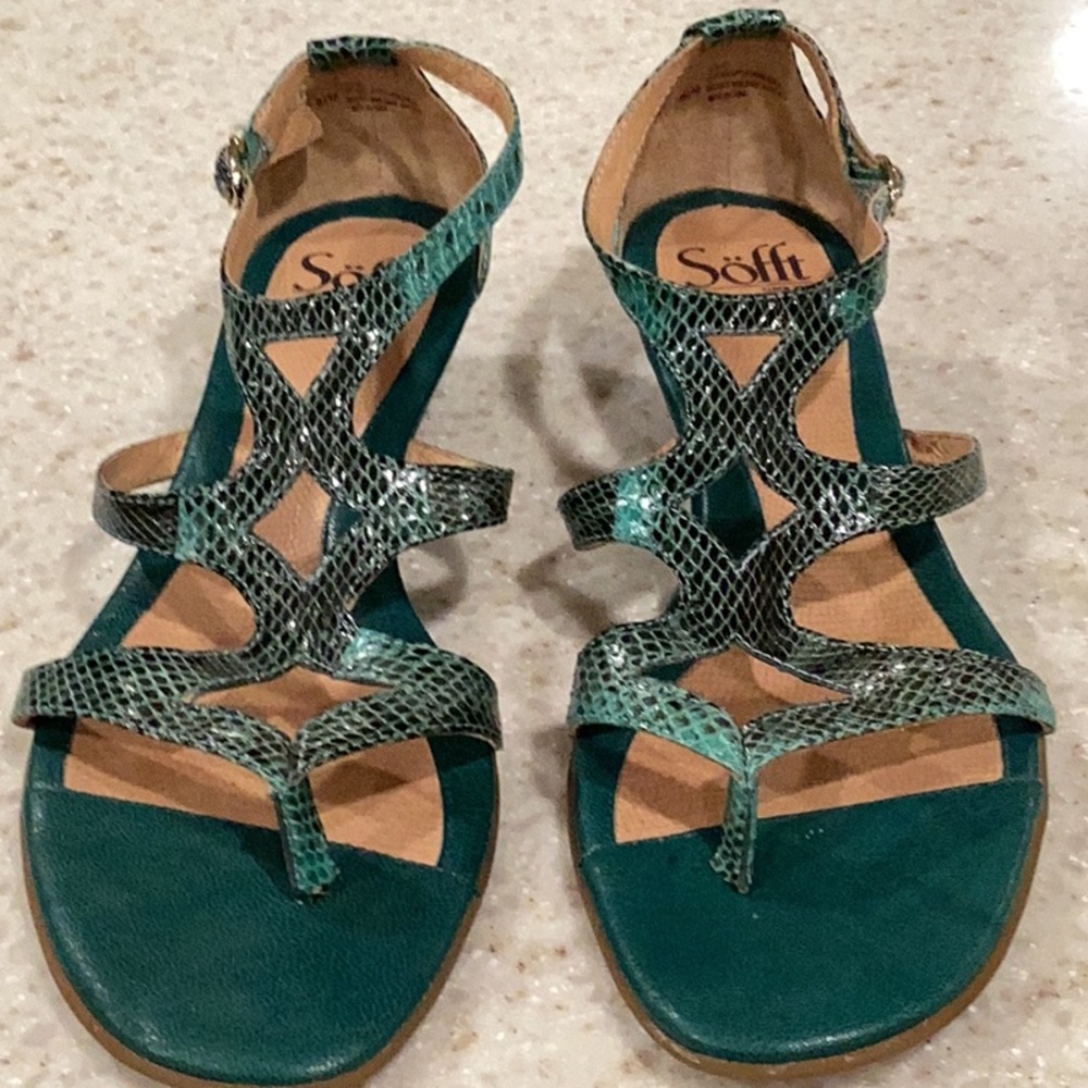 Sofft aqua/ black sandals, snakeskin pattern.8.5 Medium.